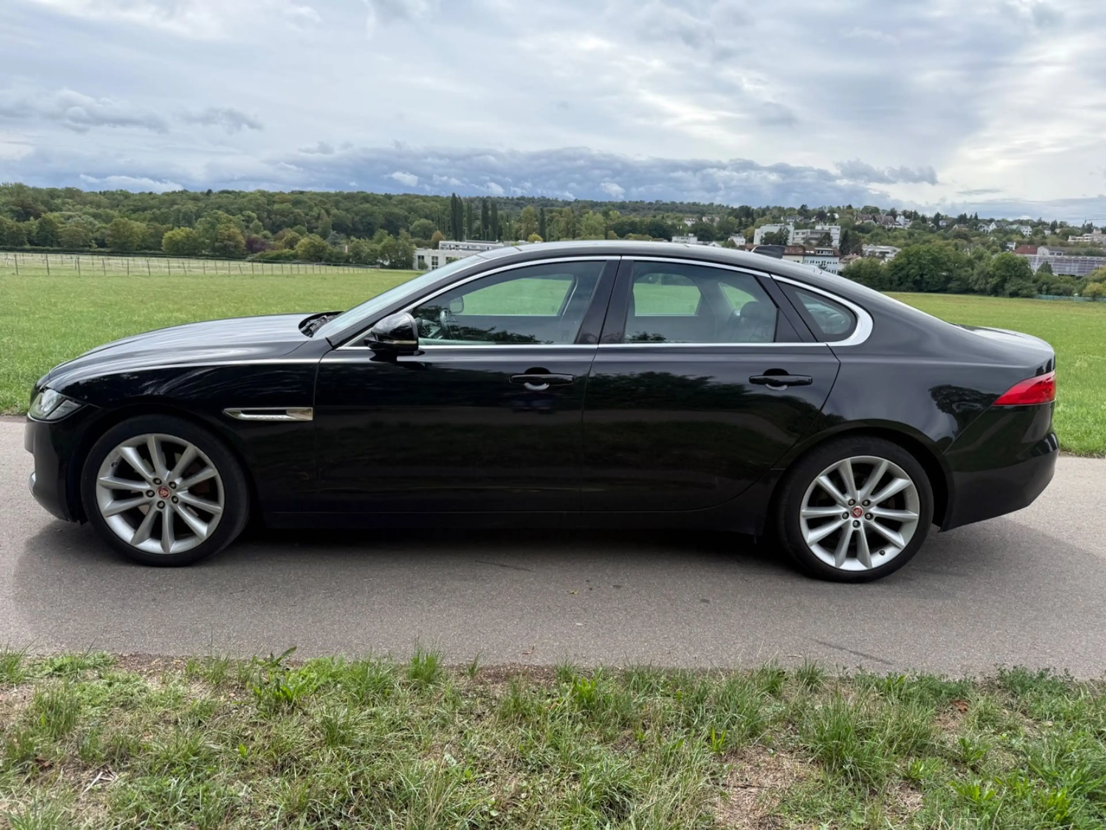 Jaguar XF Portfolio 25T AWD — photo 10