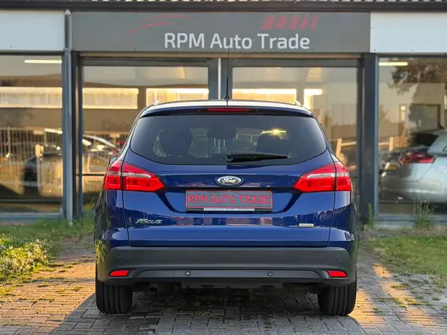 Ford Focus view 3
