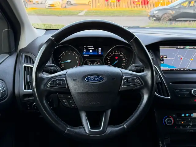 Ford Focus view 14