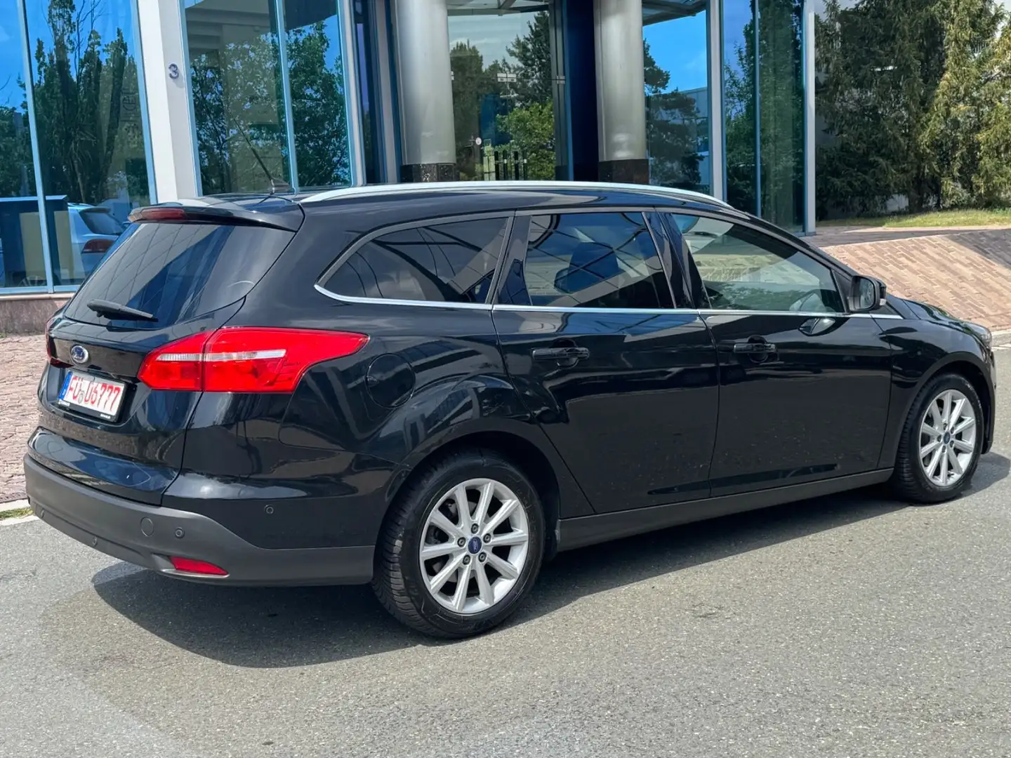 Ford Focus 1,5 TDCi 88KWPowerShift Titanium Navi Kam Schwarz - 2