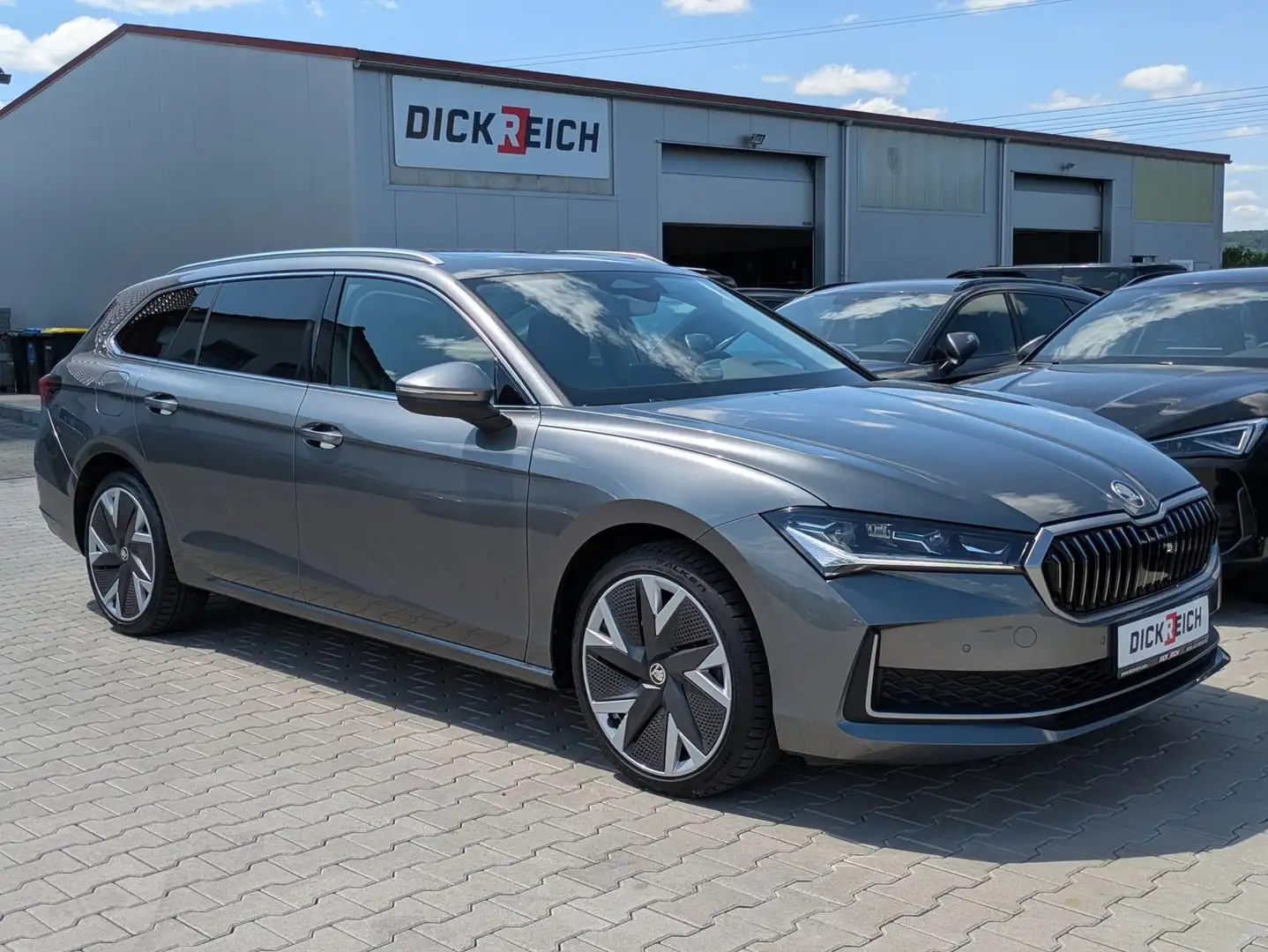 Skoda Superb 2.0 TDI 4x4 Selection MATRIX*AHK*PANO*19" Grau - 1