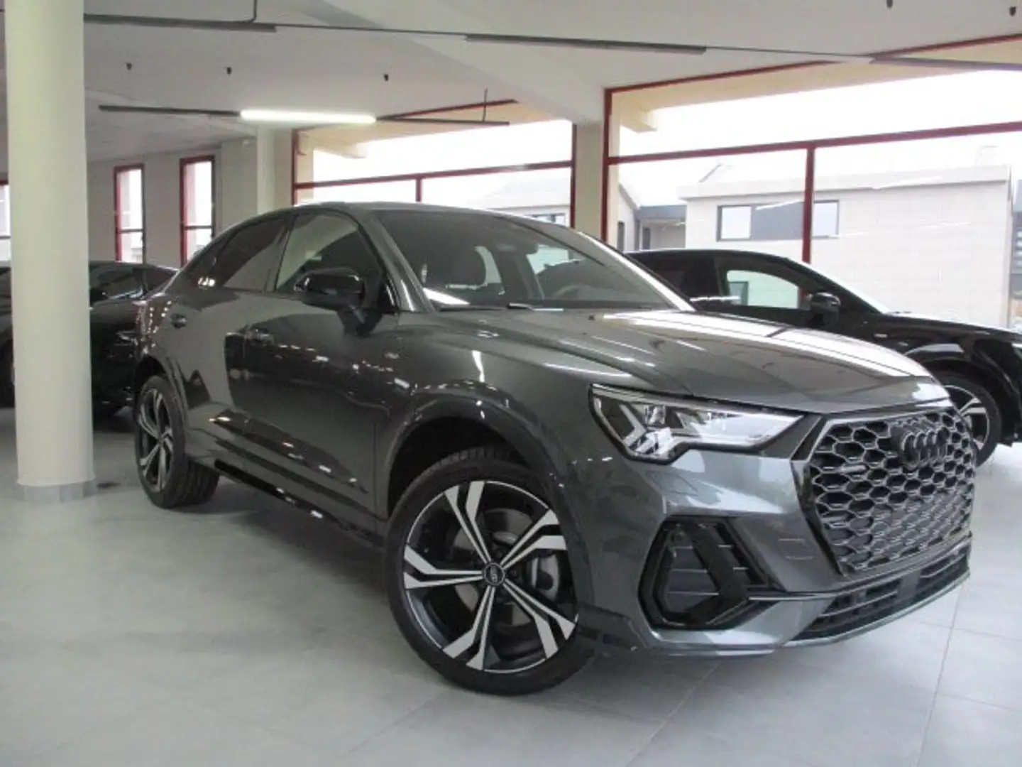 Audi Q3 SPB 40 2.0 TDI Identity Black Quattro 200cv S-Tr. Gris - 1