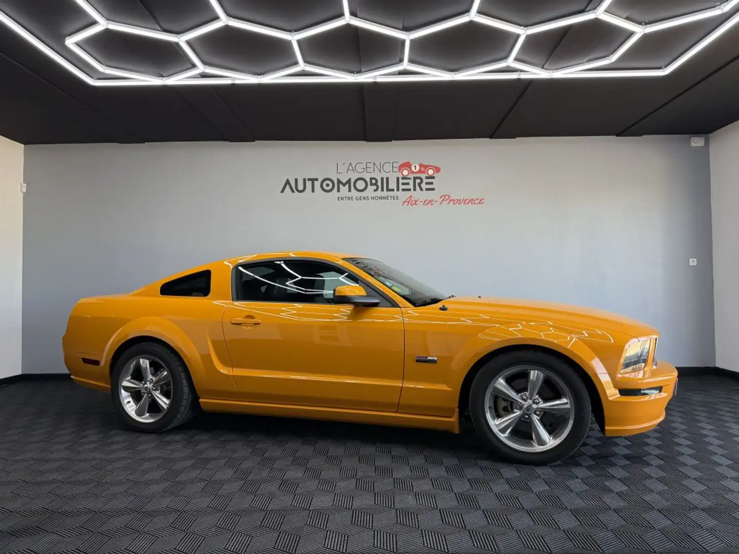 Ford Mustang GT Premium 4.6 V8 305 ch – Finition Premium Gold - 2