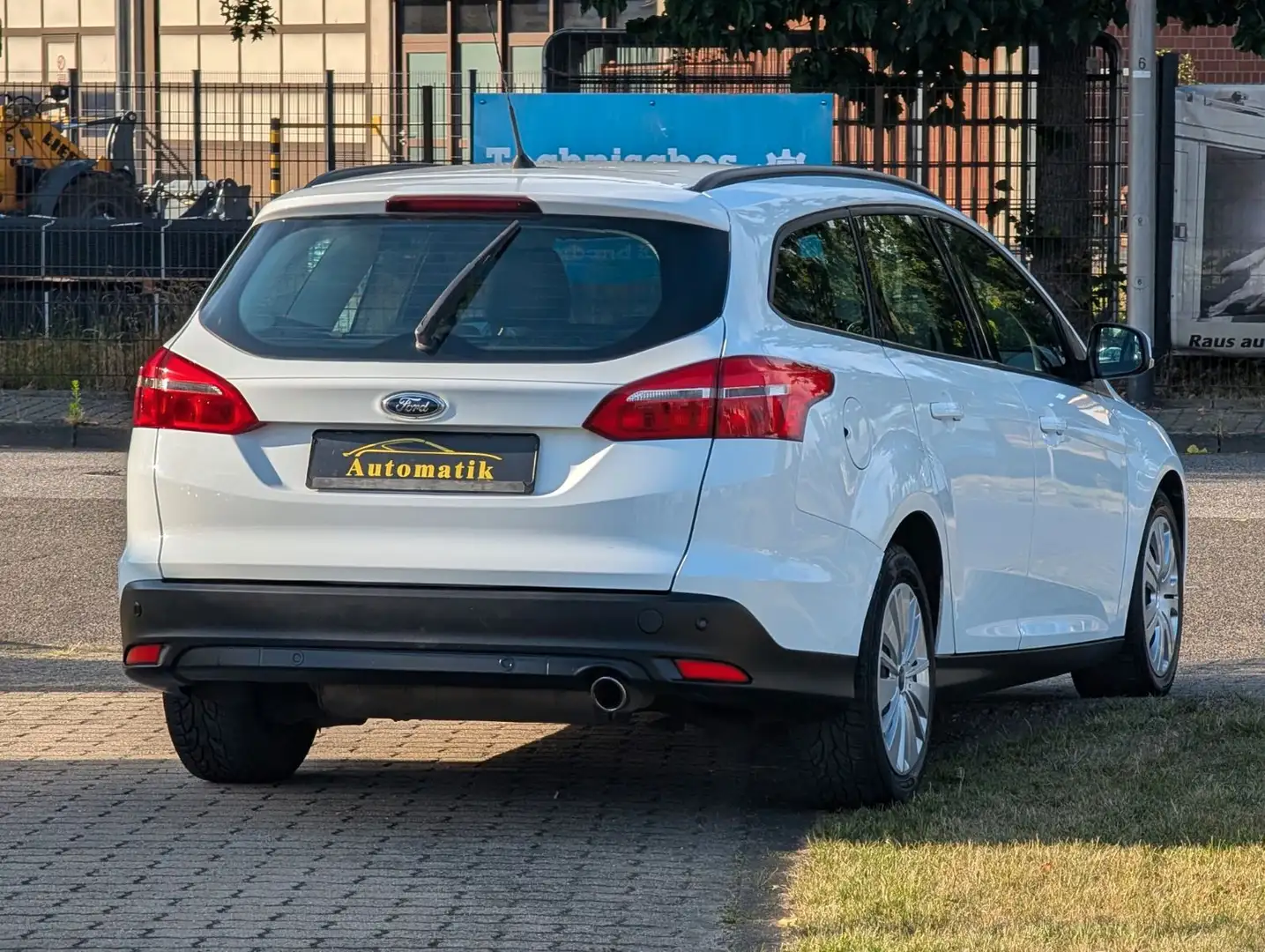 Ford Focus Turnier Business*AUTOMATIK*TEMPOMAT*PDC !! Weiß - 2
