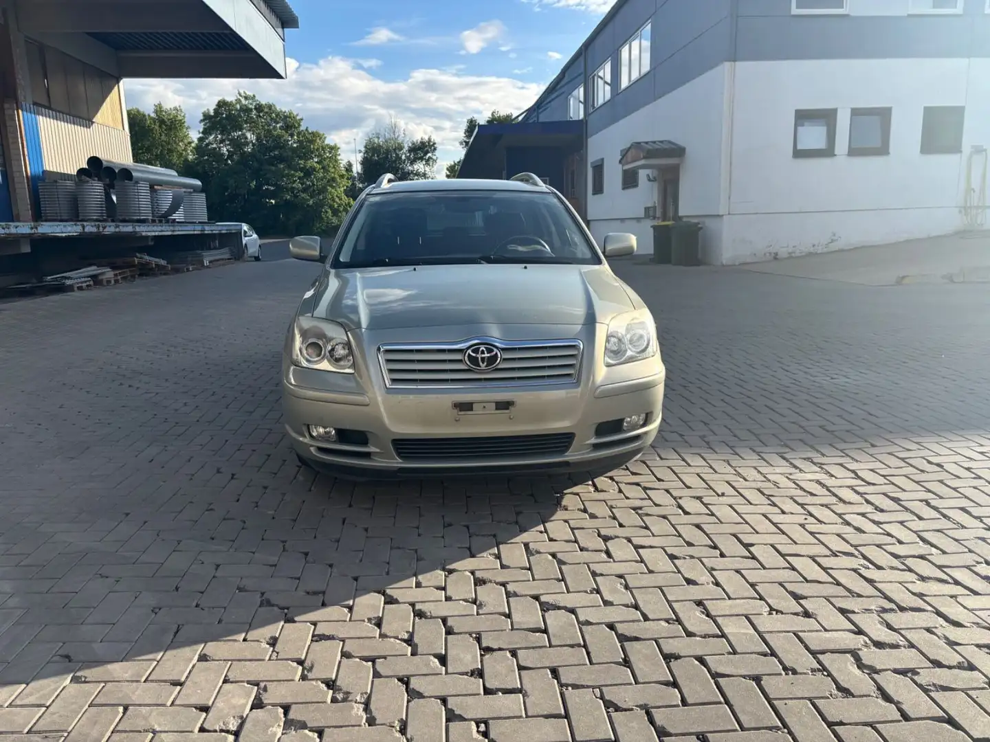 Toyota Avensis Kombi 1.8 Sol TÜV 12/2024 Gold - 2
