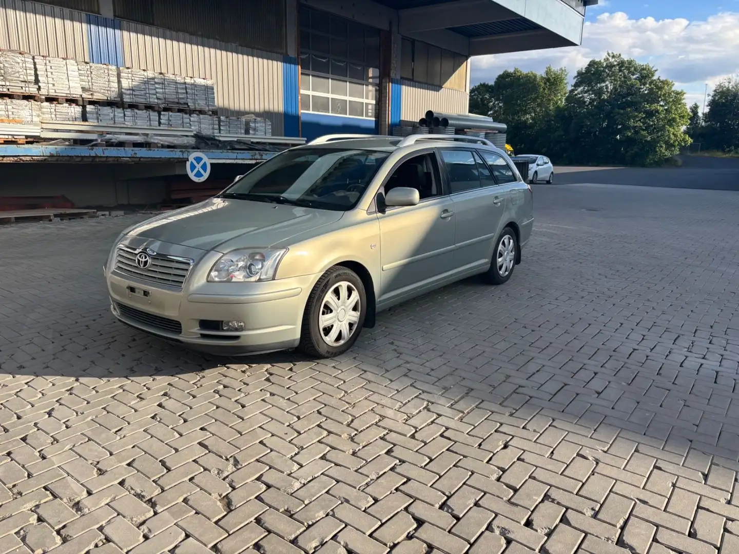 Toyota Avensis Kombi 1.8 Sol TÜV 12/2024 Gold - 1