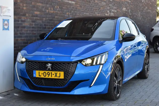 Peugeot 208 view 3