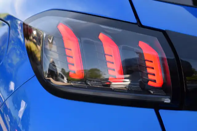 Peugeot 208 view 12