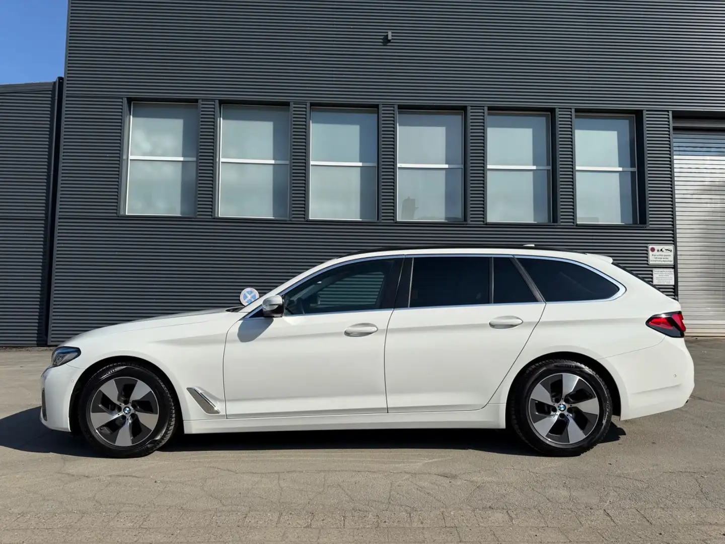 BMW 520 d Touring AHK H/K ACC HUD R-Cam Laserlicht Weiß - 2