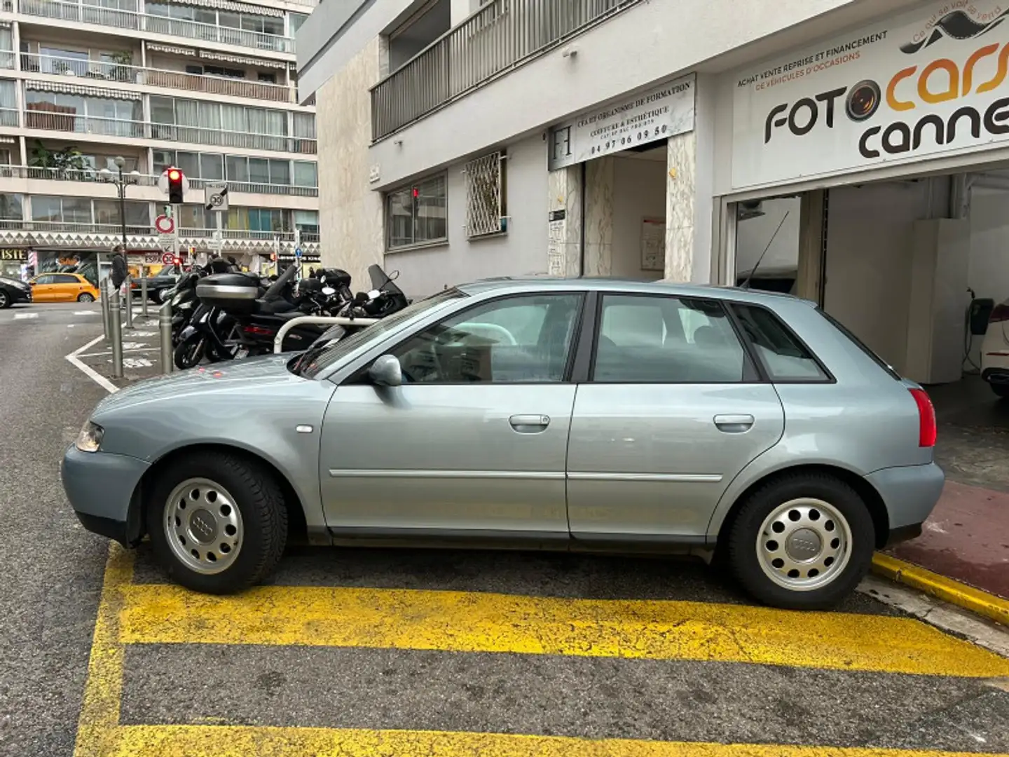 Audi A3 1.6 100CH AMBIENTE 5P Gris - 2