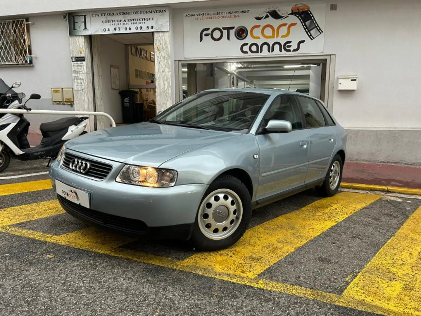 Audi A3 1.6 100CH AMBIENTE 5P Gris - 1