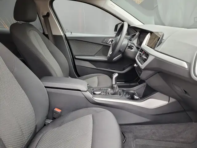 BMW 1 Series view 10
