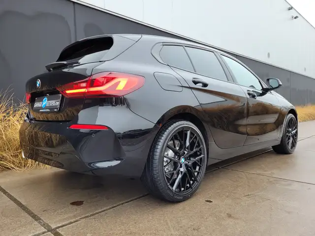 BMW 1 Series view 3