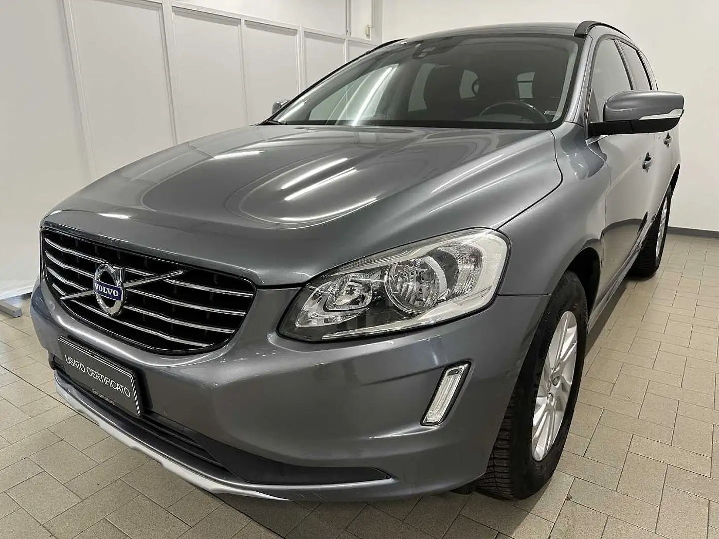 Volvo XC60 D4 AWD Momentum Geartronic Grigio - 1