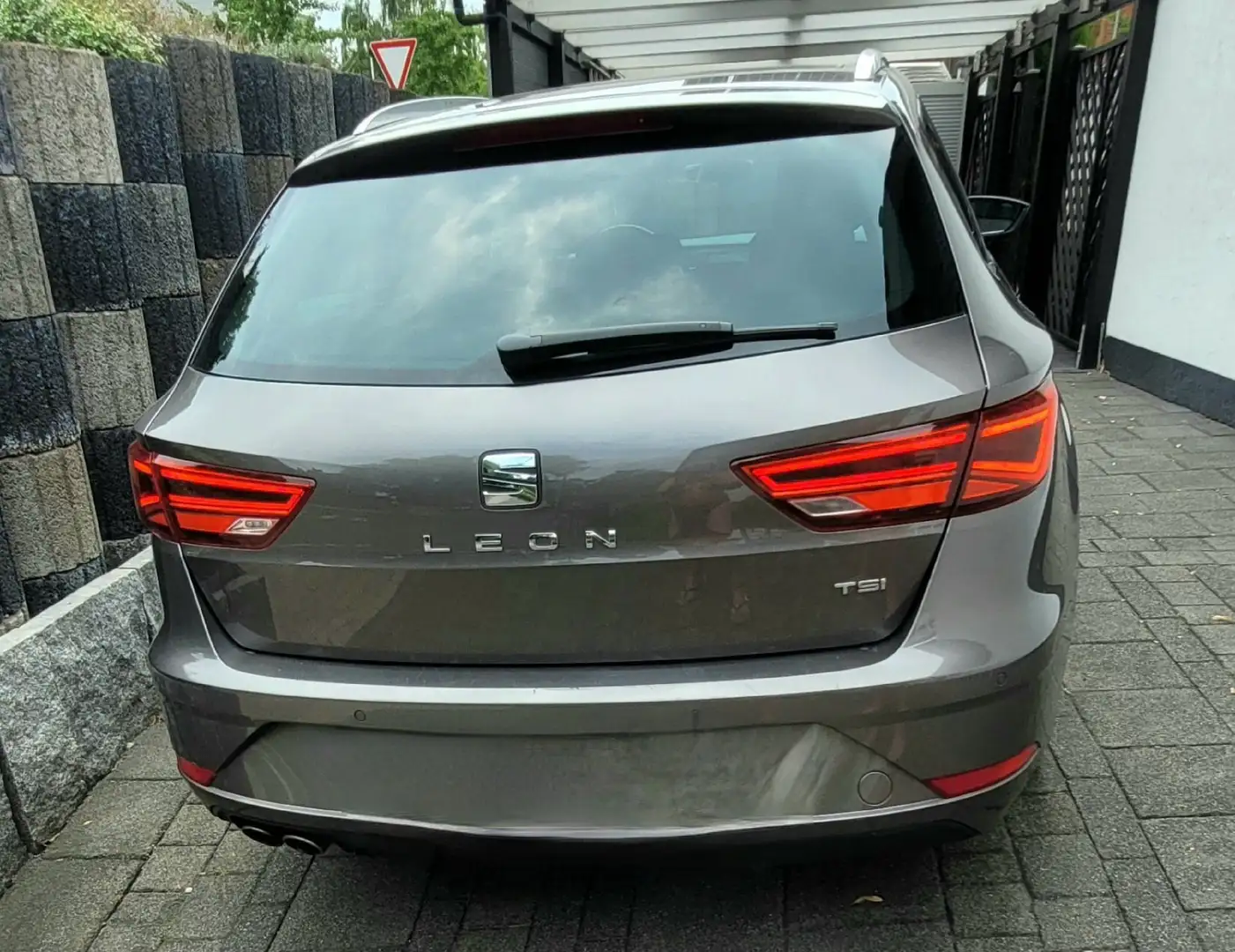 SEAT Leon Leon ST 1.4 TSI DSG XCELLENCE Grau - 1