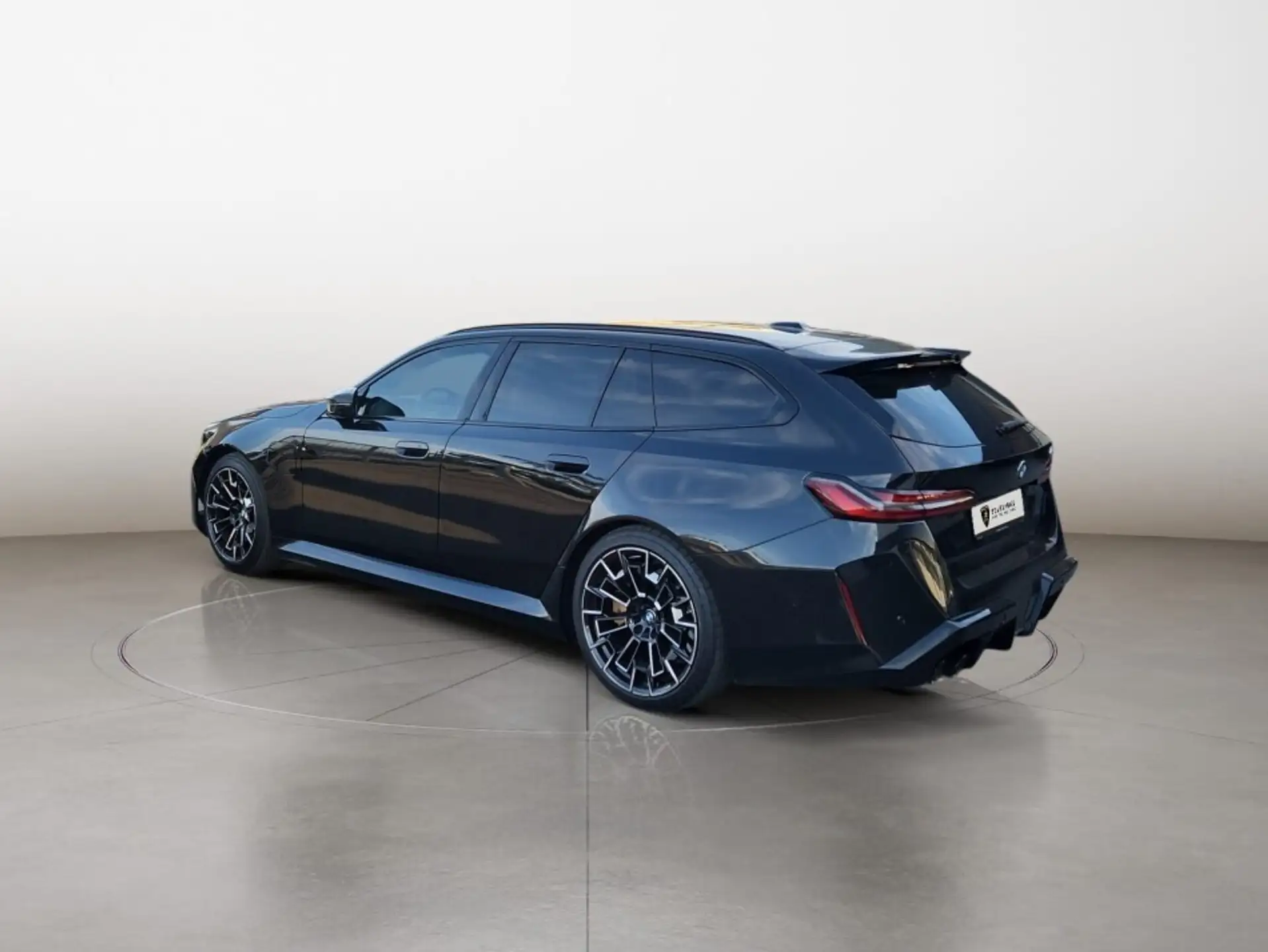 BMW M5 2025 네이비 사진 3