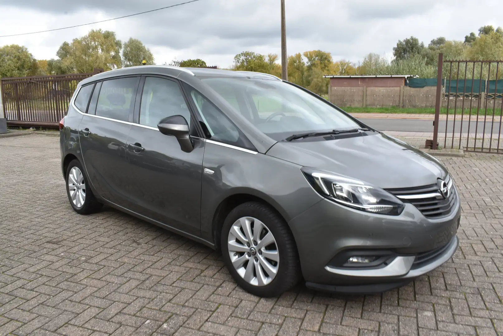 Opel Zafira Tourer 1.6 CDTi ECOTEC Cosmo Airco / GPS Gris - 2