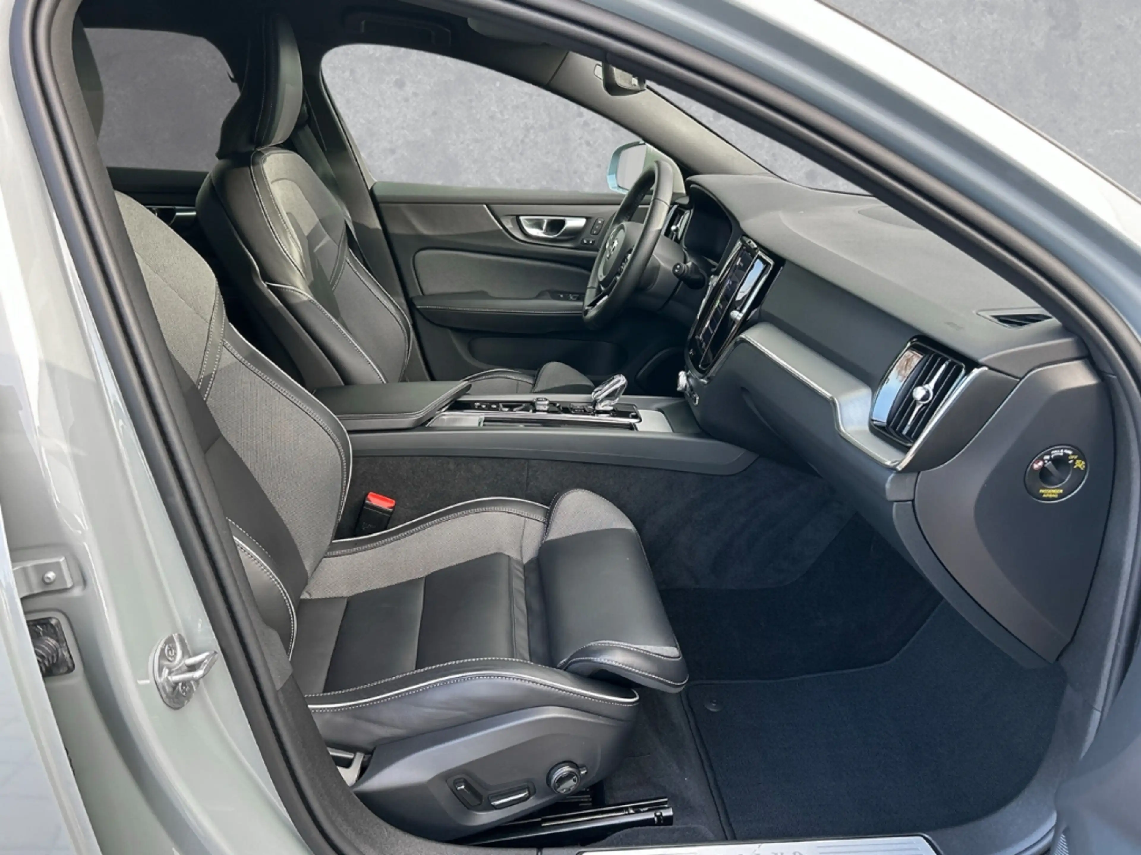 Volvo V60 Cross Country B4 AWD Diesel Plus Bright Sitzhzg./DAB+/Kamera — photo 3