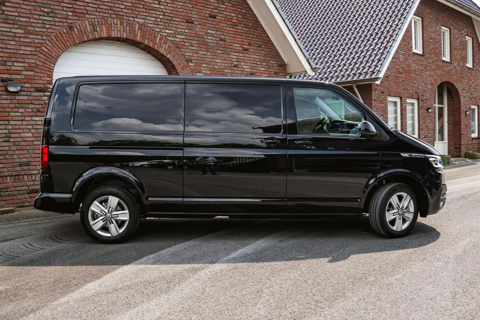 Volkswagen T6.1 Transporter 2.0 TDI 204PK DSG L2H1 HIGHLINE ENK/CAB Standkache Zwart - 2