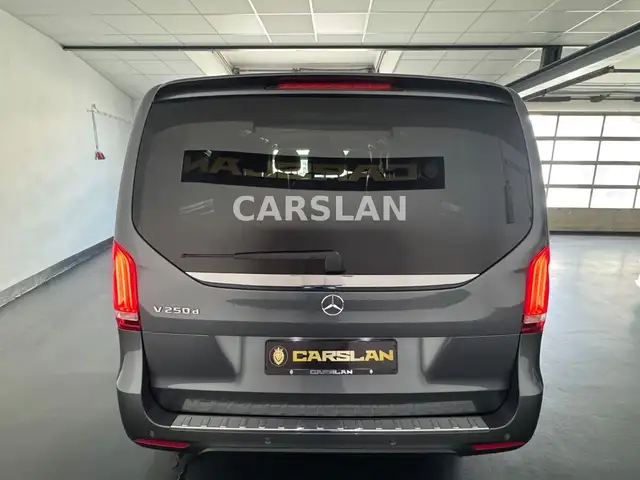 Mercedes-Benz V-Class view 11