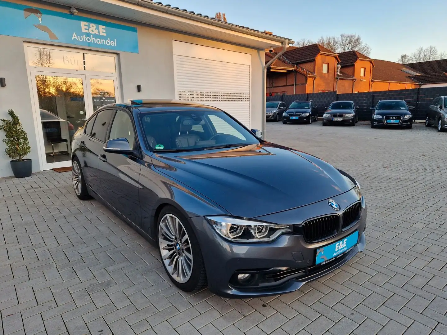BMW 330 i Luxury Line+Automatik+Scheckheft+Leder - 1