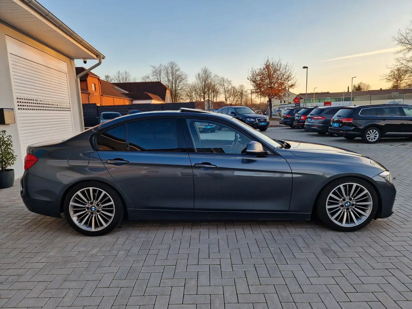 BMW 330 i Luxury Line+Automatik+Scheckheft+Leder - 2