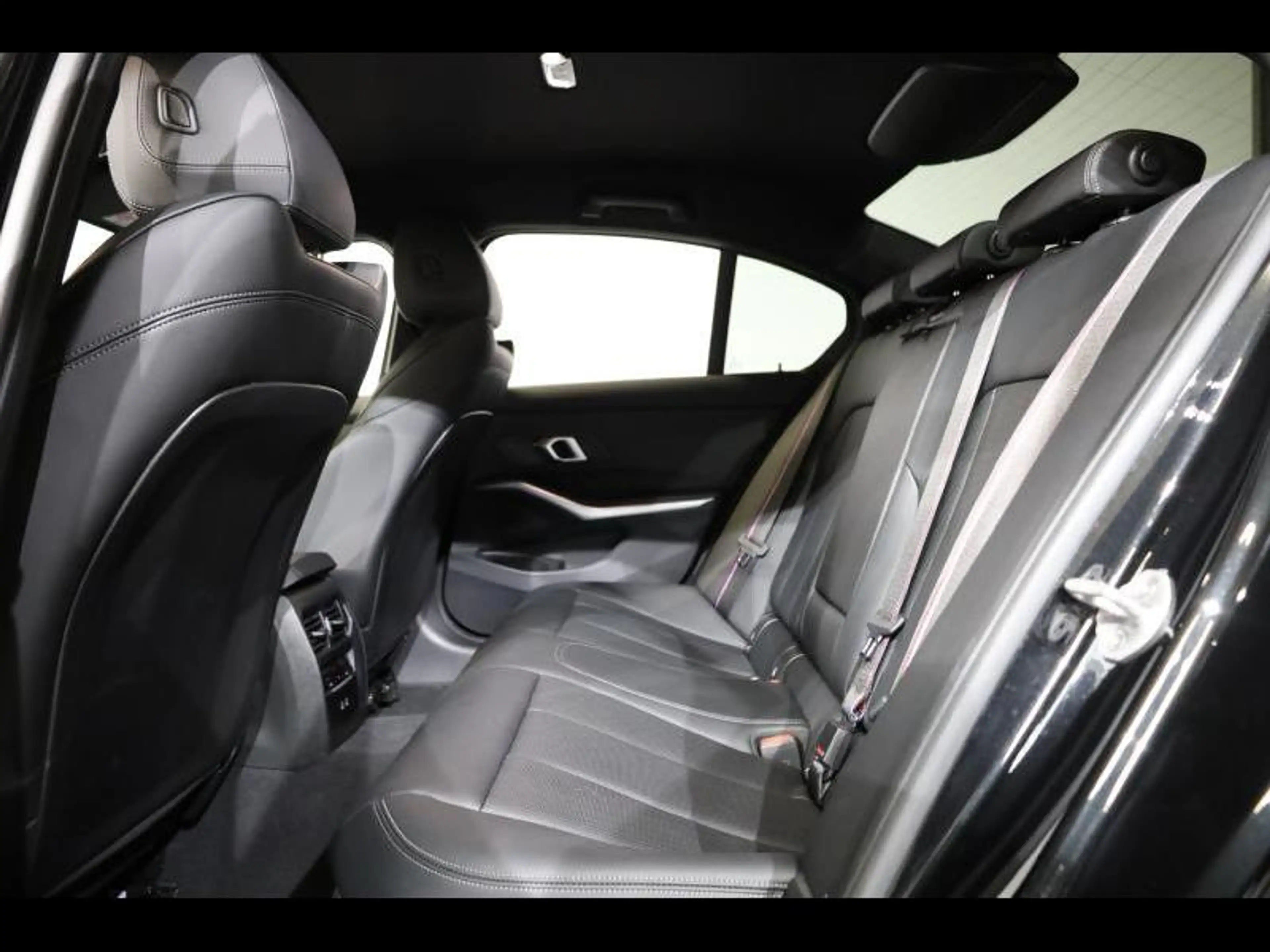 BMW 318 d Berline Kit M Sport — photo 10