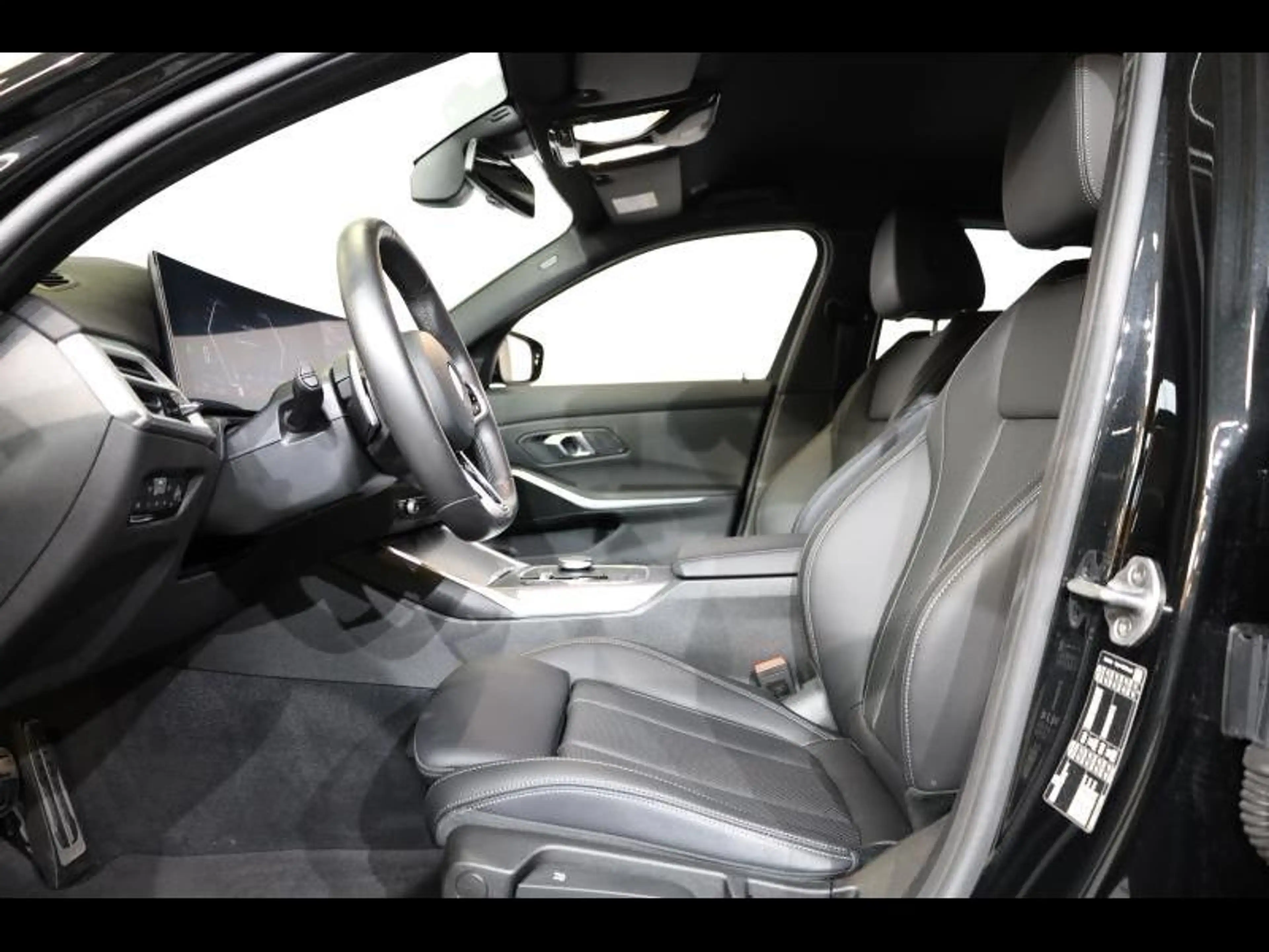 BMW 318 d Berline Kit M Sport — photo 9