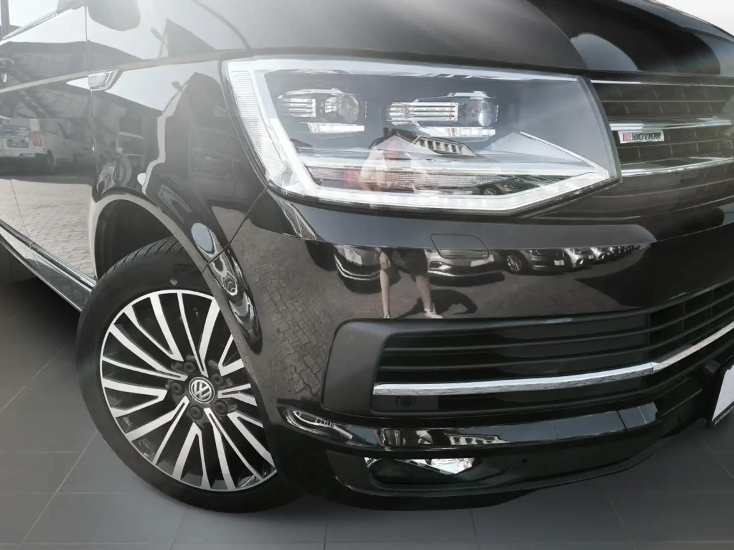 Volkswagen T6 Multivan Generation Six 4Motion DSG AHK ACC Schiebdedach Dy Schwarz - 2