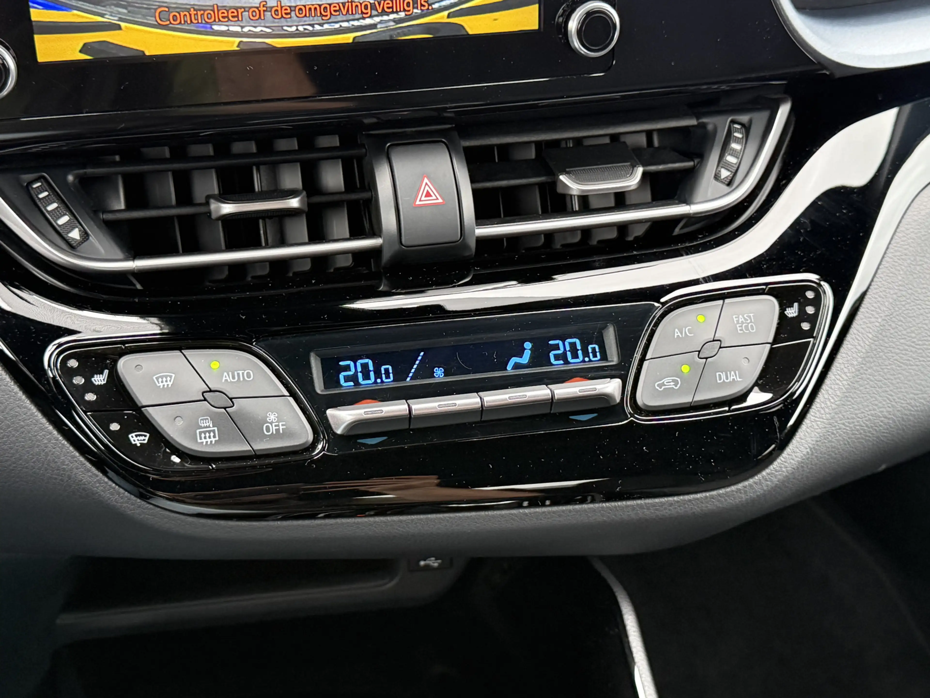 Toyota C-HR 1.8 Hybrid Dynamic | CarPlay | ACC | Camera | Keyl — photo 22