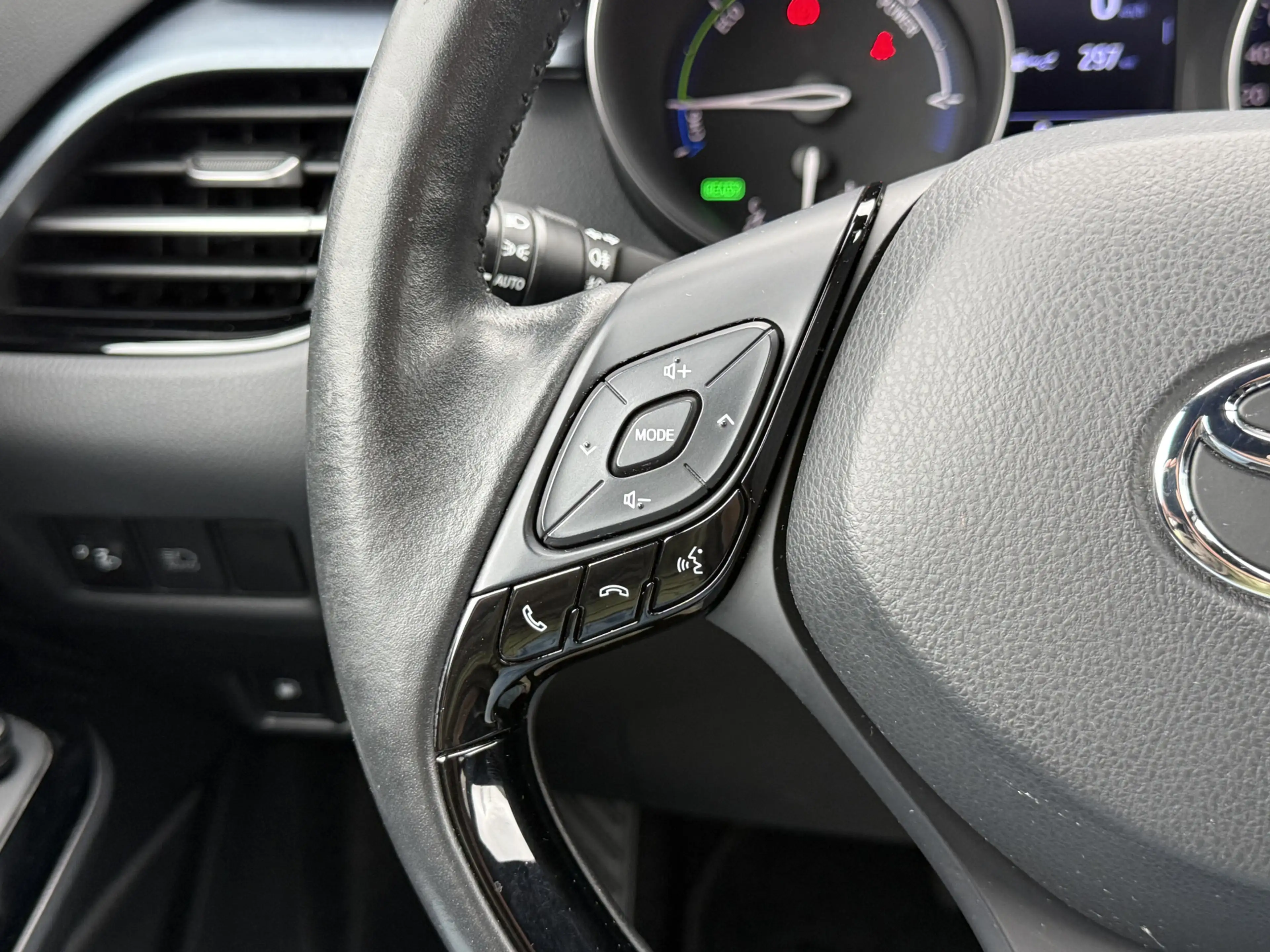 Toyota C-HR 1.8 Hybrid Dynamic | CarPlay | ACC | Camera | Keyl — photo 16