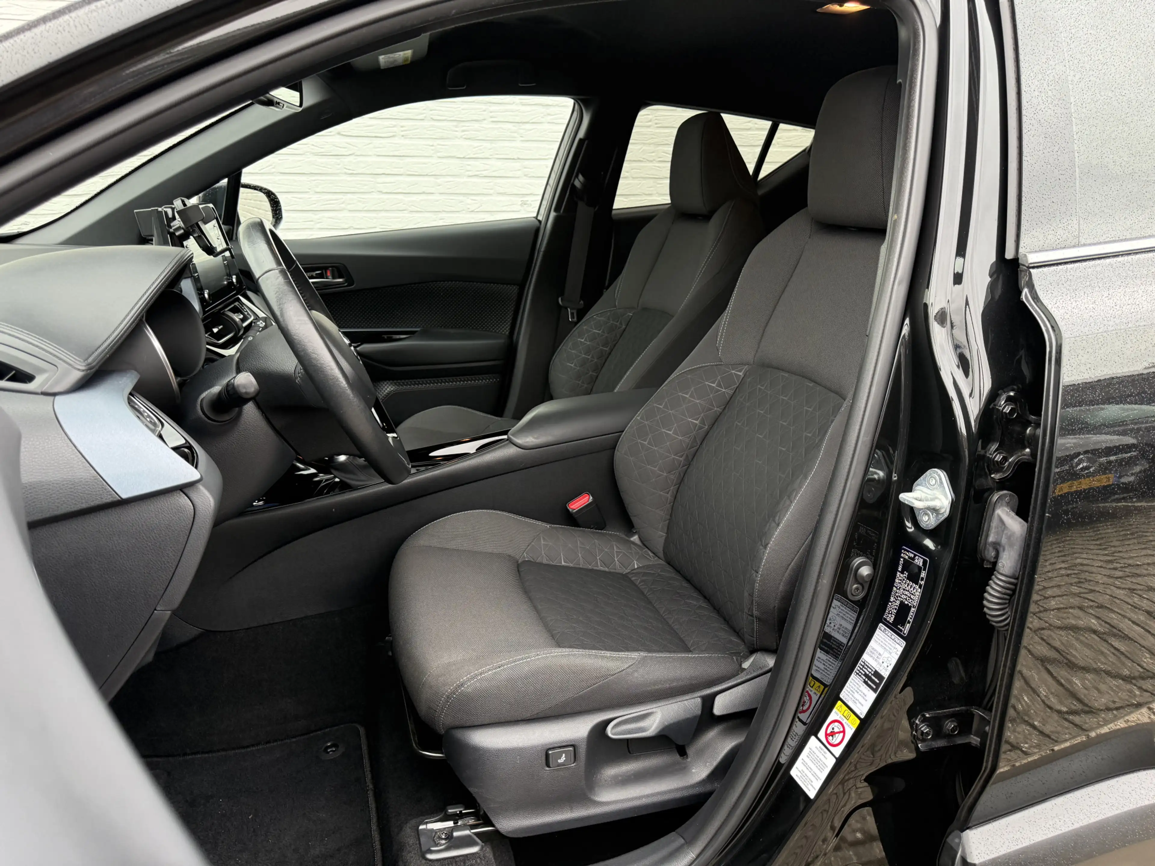 Toyota C-HR 1.8 Hybrid Dynamic | CarPlay | ACC | Camera | Keyl — photo 23