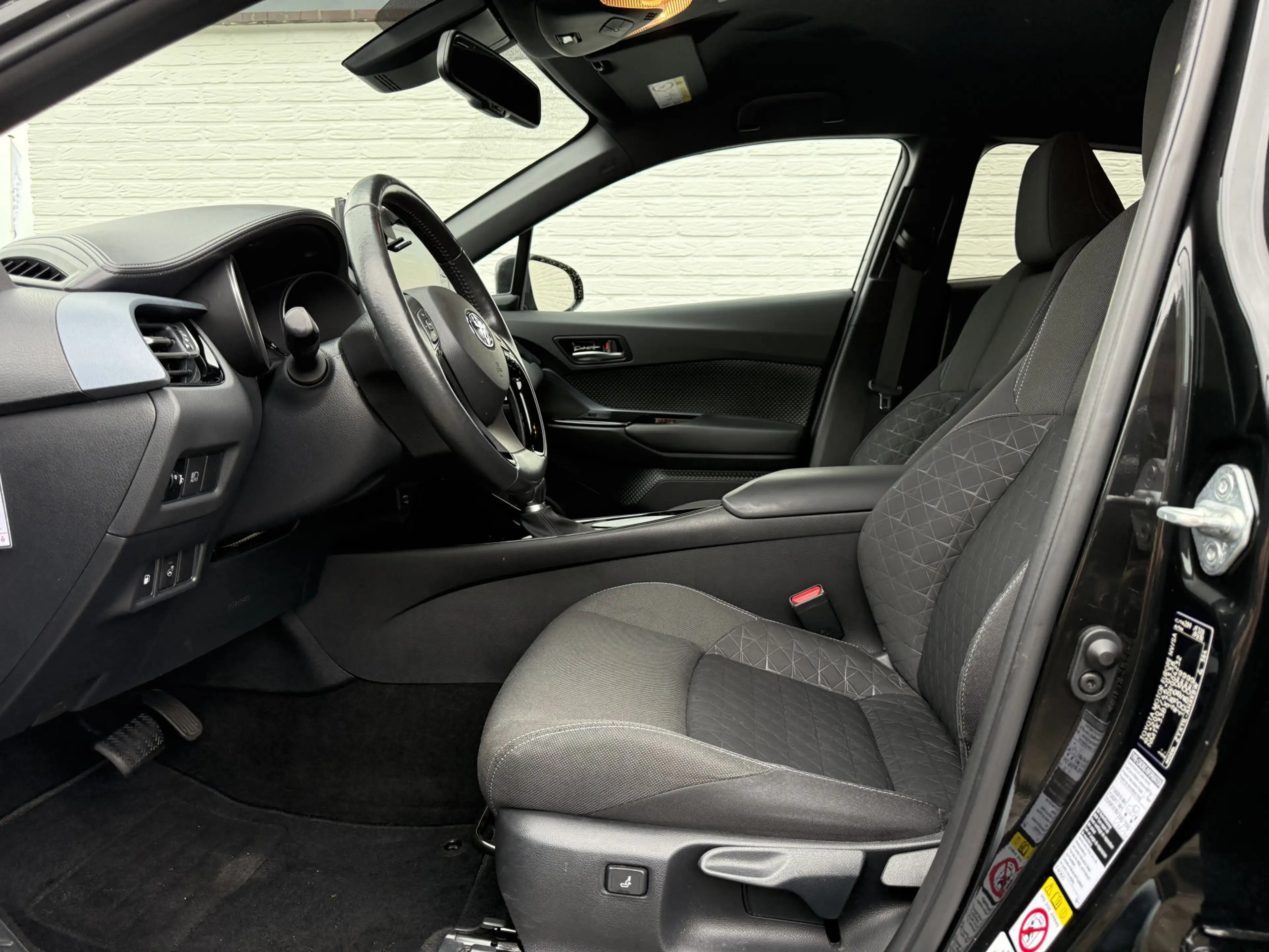 Toyota C-HR 1.8 Hybrid Dynamic | CarPlay | ACC | Camera | Keyl — photo 24