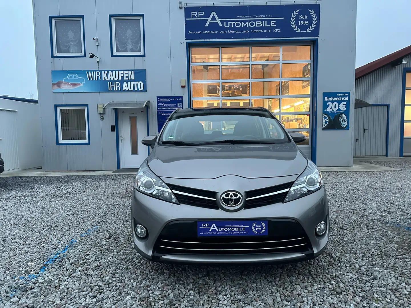 Toyota Verso SkyView Edition 1.6 D Szary - 1