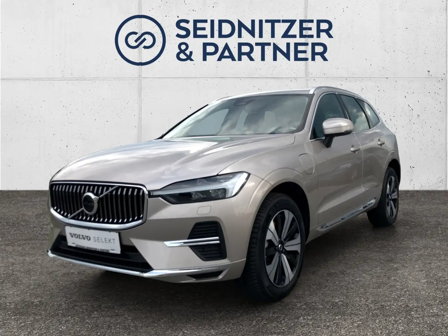 Volvo XC60 T6 eAWD PHEV Plus Bright Beige - 1