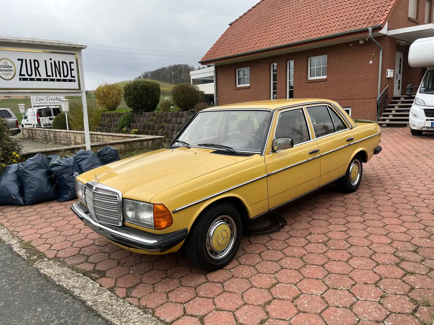 Mercedes-Benz 200 D Żółty - 2
