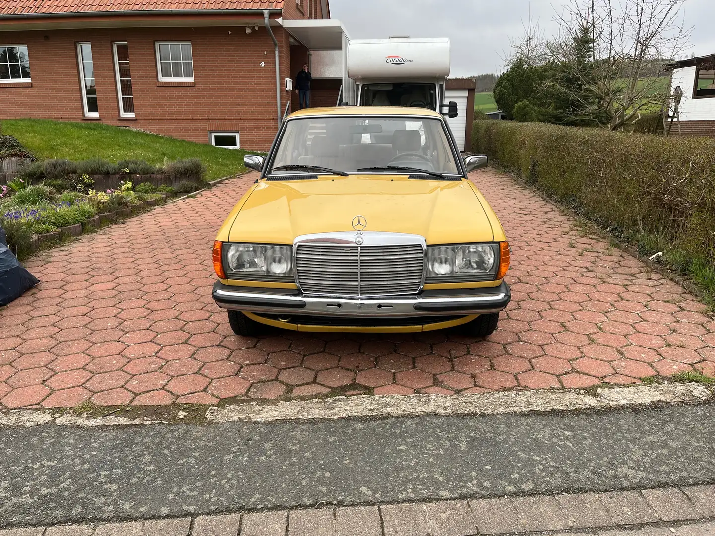 Mercedes-Benz 200 D Yellow - 1