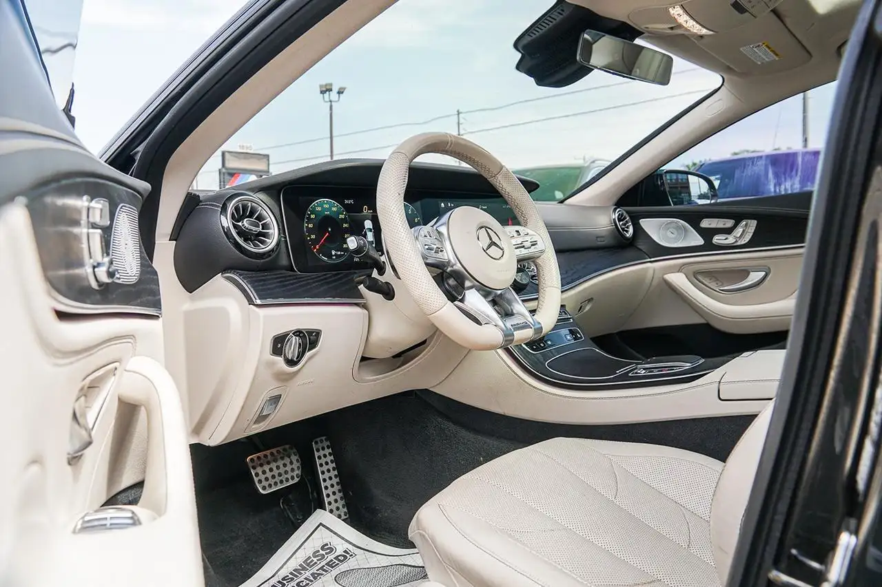 Mercedes-Benz CLS снимка Mercedes-Benz CLS