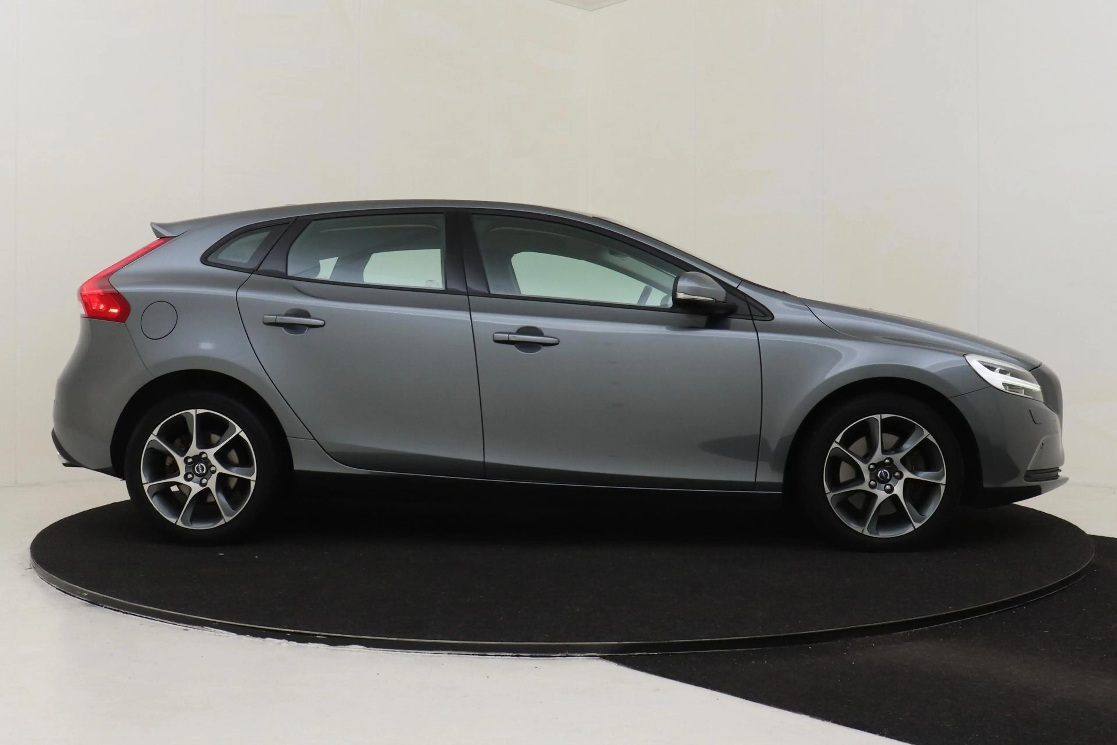 Volvo V40 T3 AUT. MOMENTUM -ADAP.CRUISE|CAMERA|PDC|PERFORMAN — photo 12