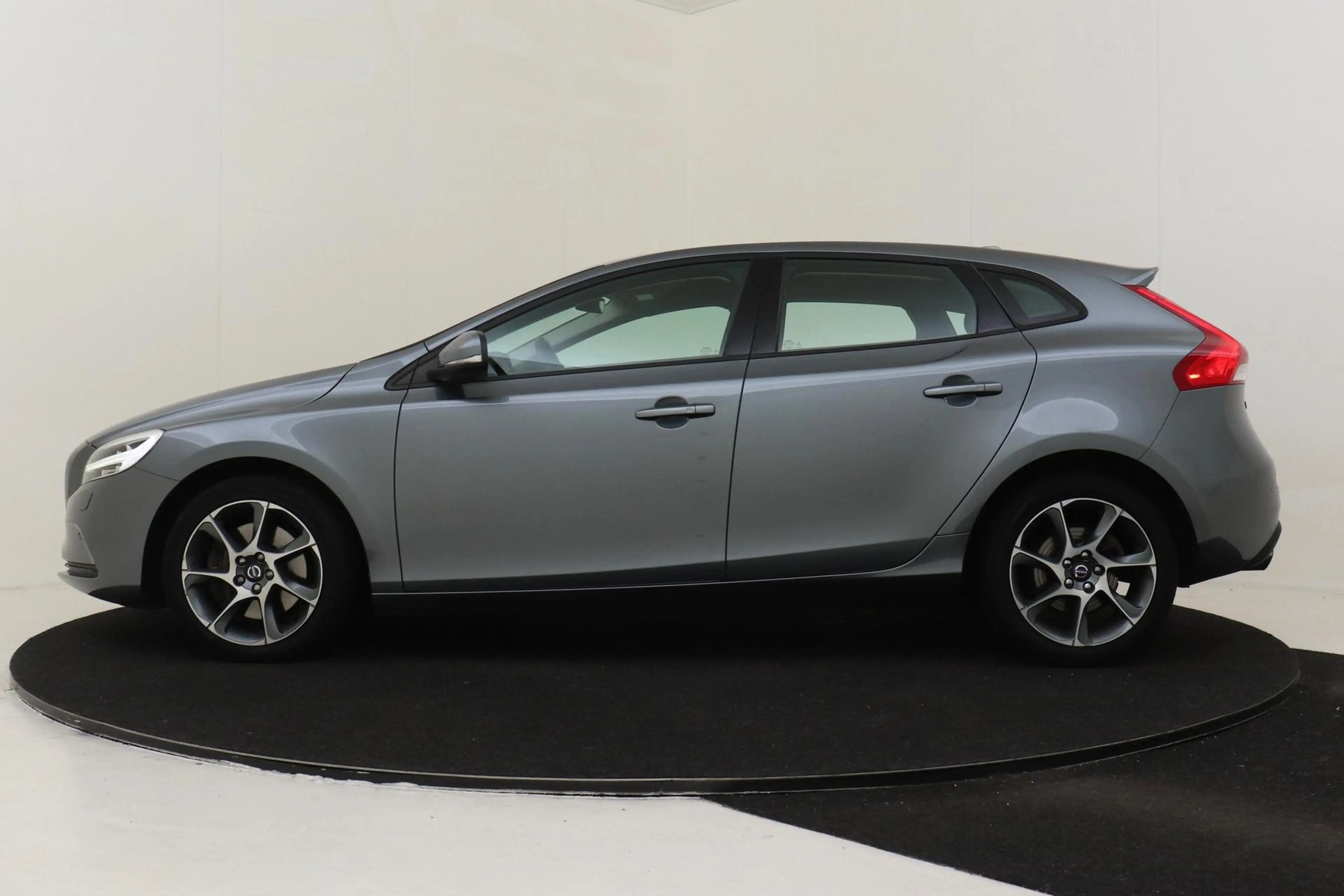 Volvo V40 T3 AUT. MOMENTUM -ADAP.CRUISE|CAMERA|PDC|PERFORMAN — photo 6