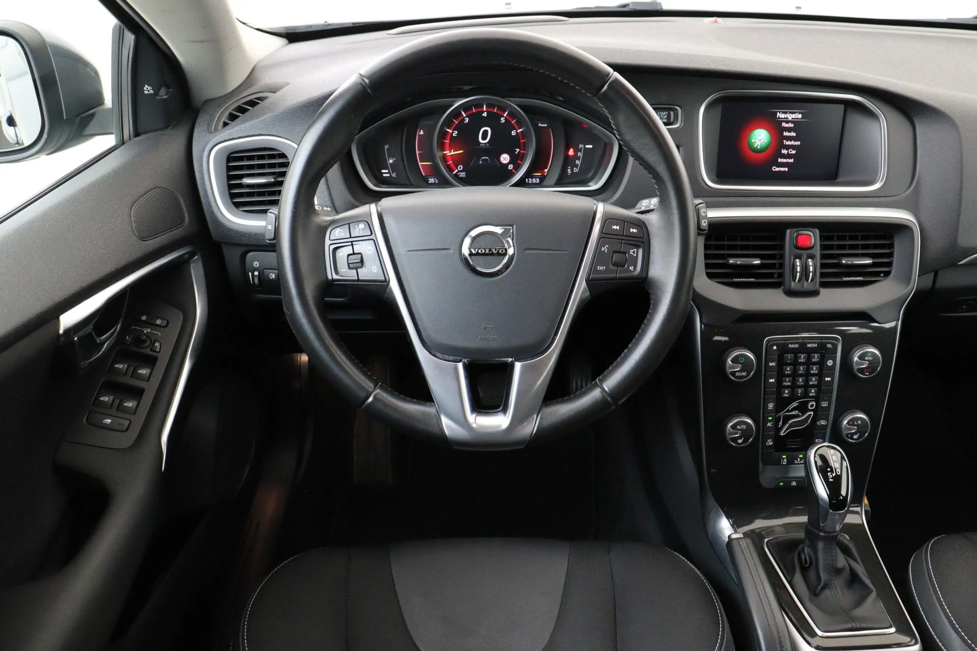 Volvo V40 T3 AUT. MOMENTUM -ADAP.CRUISE|CAMERA|PDC|PERFORMAN — photo 3