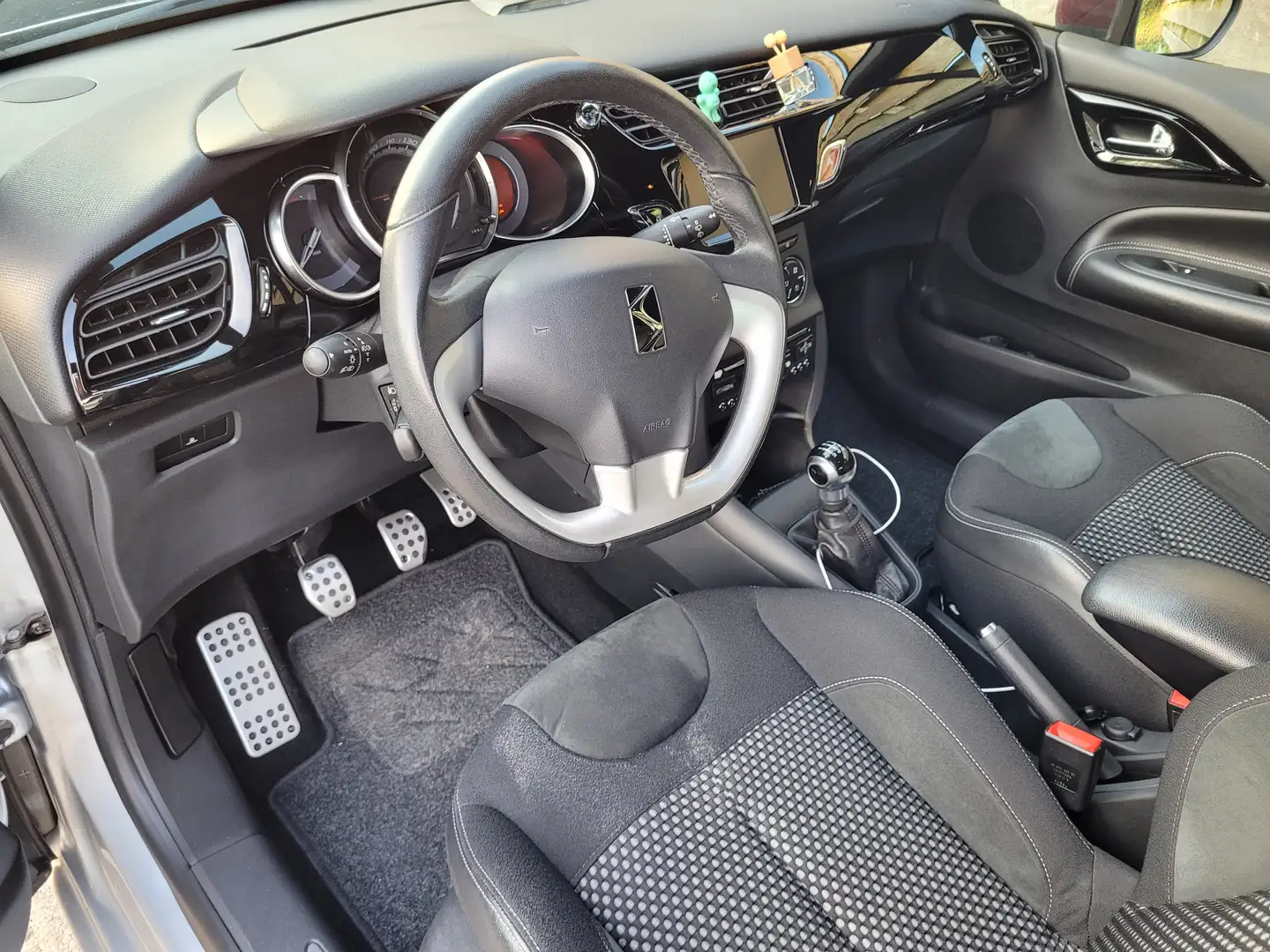 Citroen DS3 DS3 1.2 VTi Chic Zilver - 1