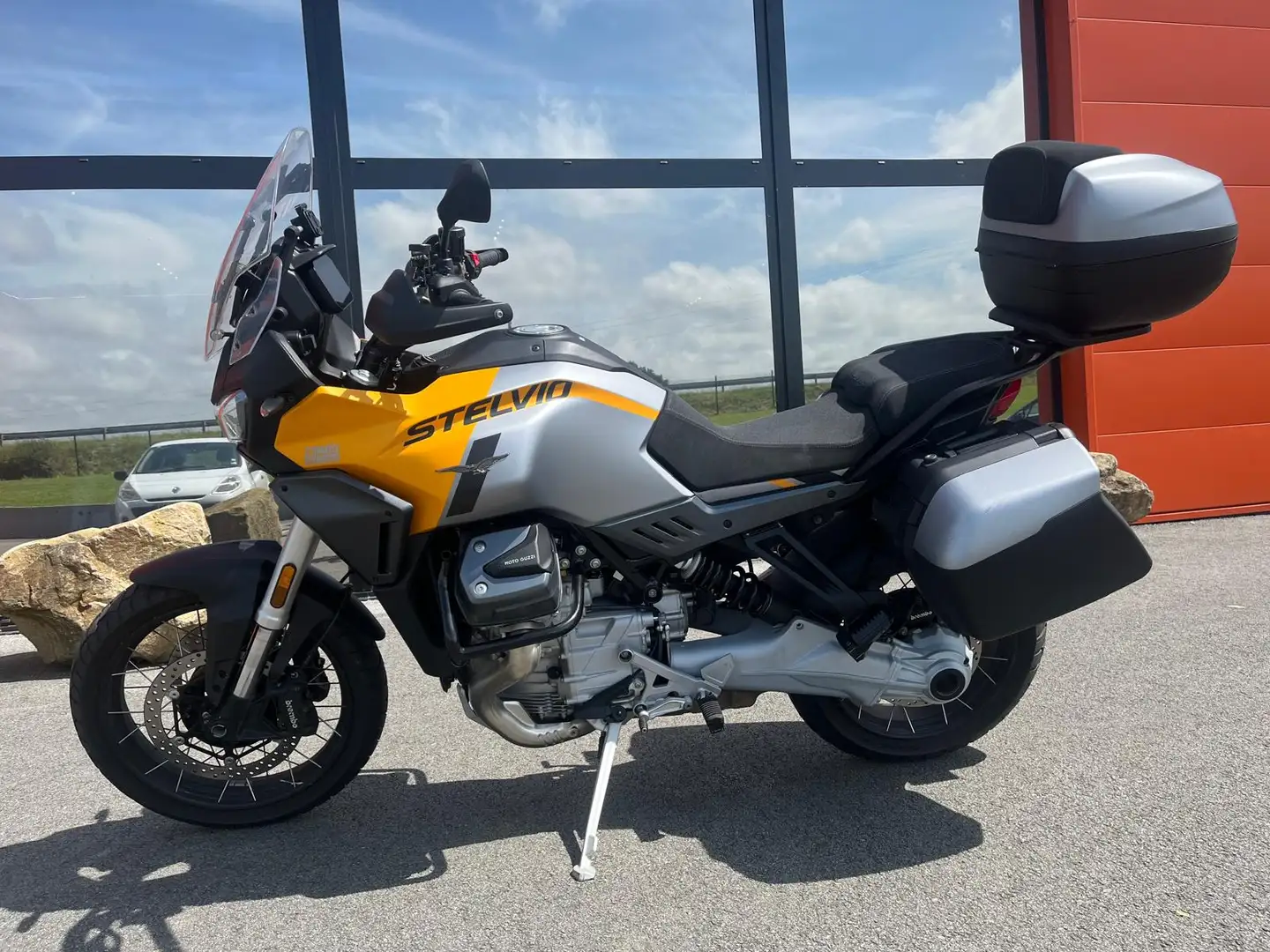 Moto Guzzi Stelvio - 2
