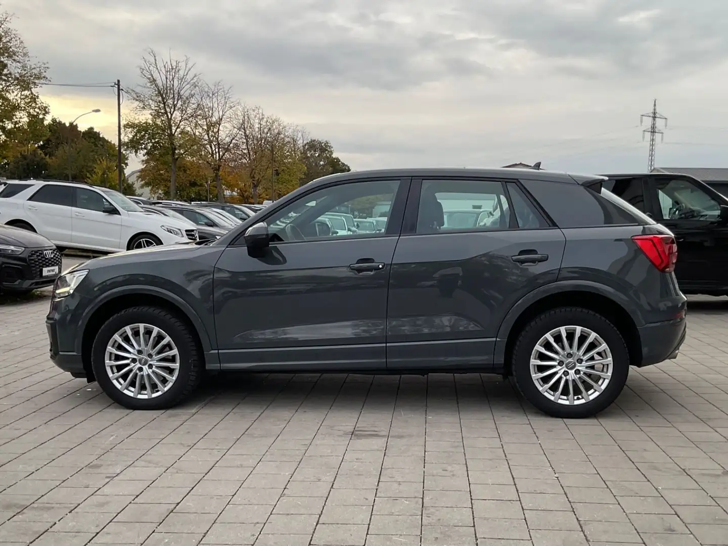 Audi Q2 35 TDI quatt.design S-tr. LED Pano ACC Optik Grau - 2