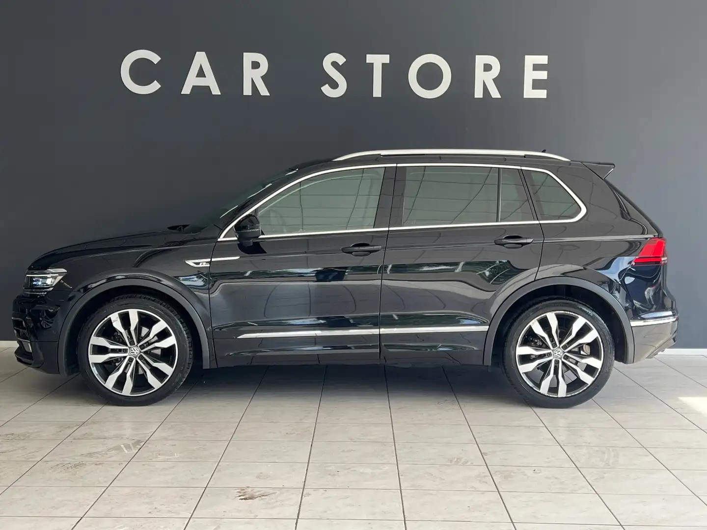 Volkswagen Tiguan 1.4 TSI ACT Highline AUTOMAAT R-LINE PANO NL AUTO Zwart - 2