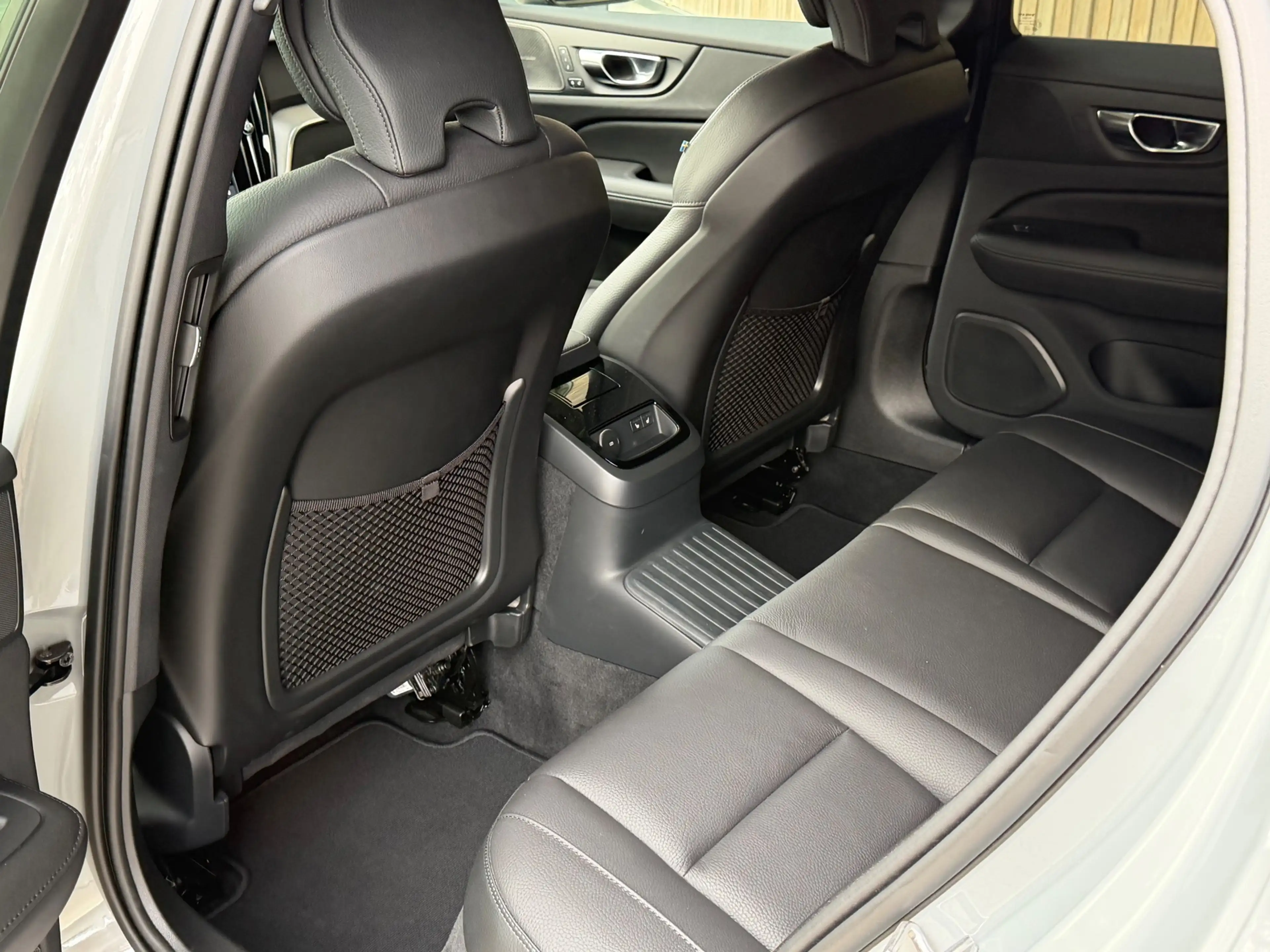 Volvo V60 2.0 T8 Plug-in hybrid AWD Ultra Dark / 360 Camera — photo 18
