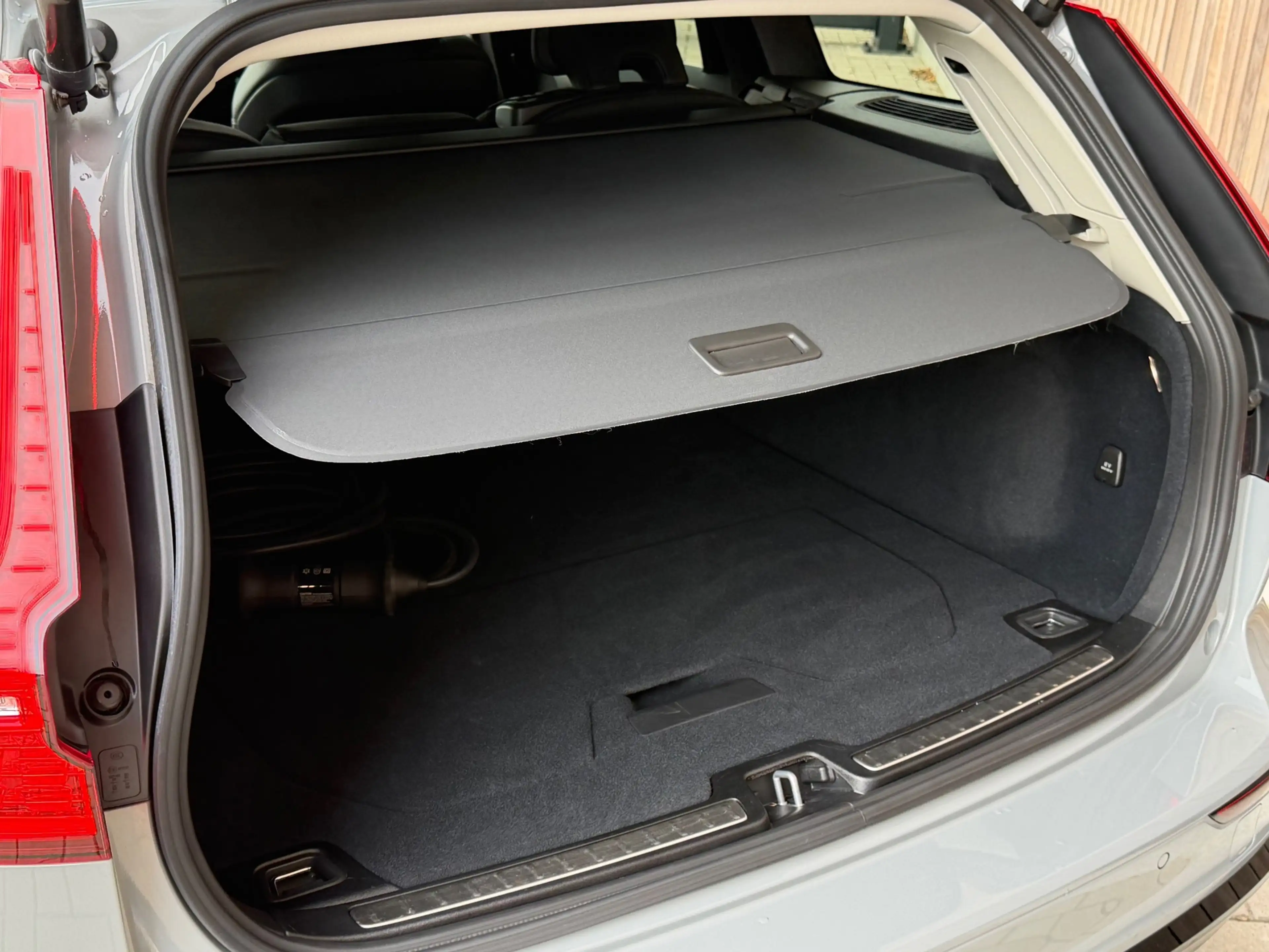 Volvo V60 2.0 T8 Plug-in hybrid AWD Ultra Dark / 360 Camera — photo 9