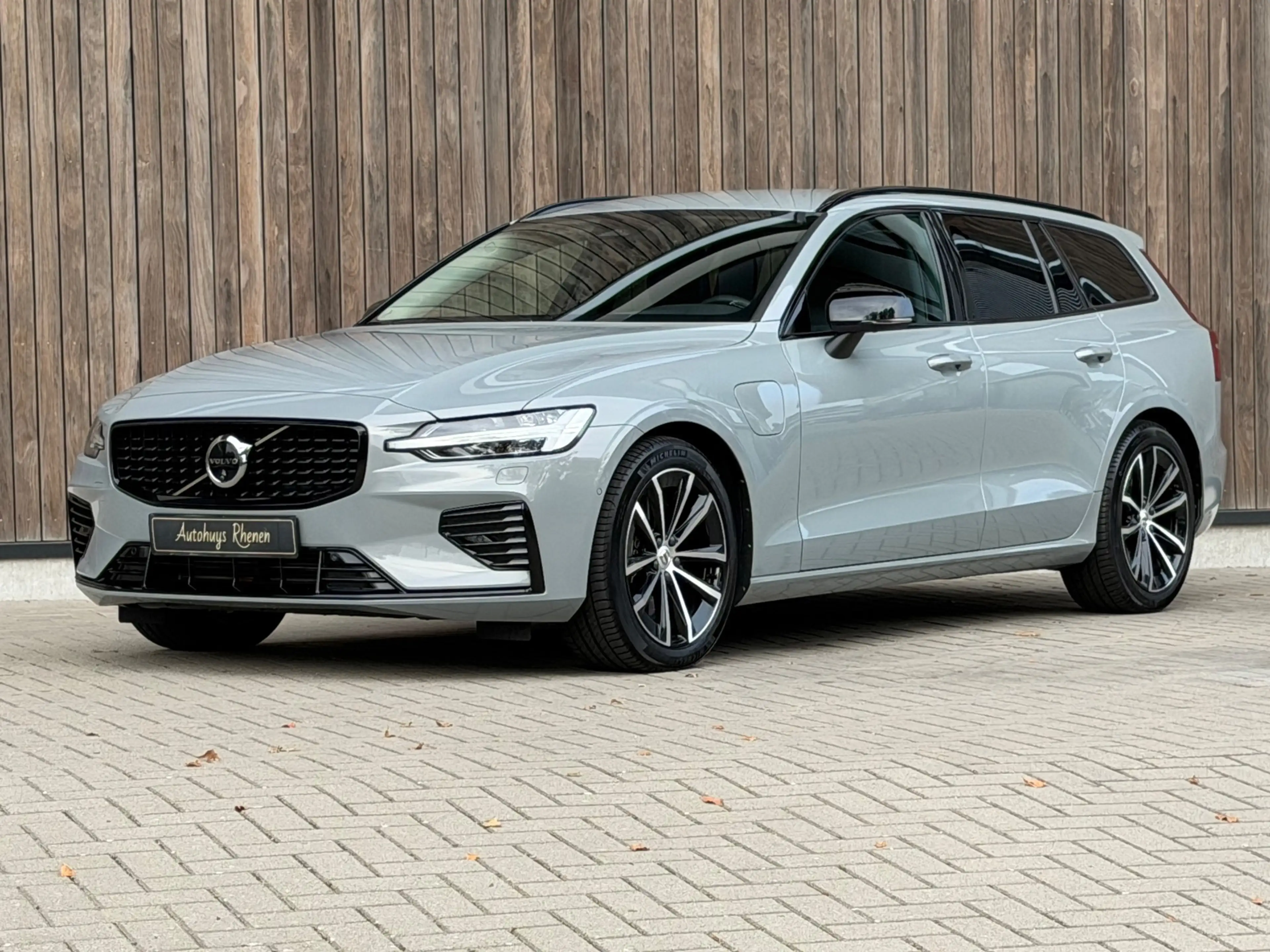 Volvo V60 2.0 T8 Plug-in hybrid AWD Ultra Dark / 360 Camera — photo 2