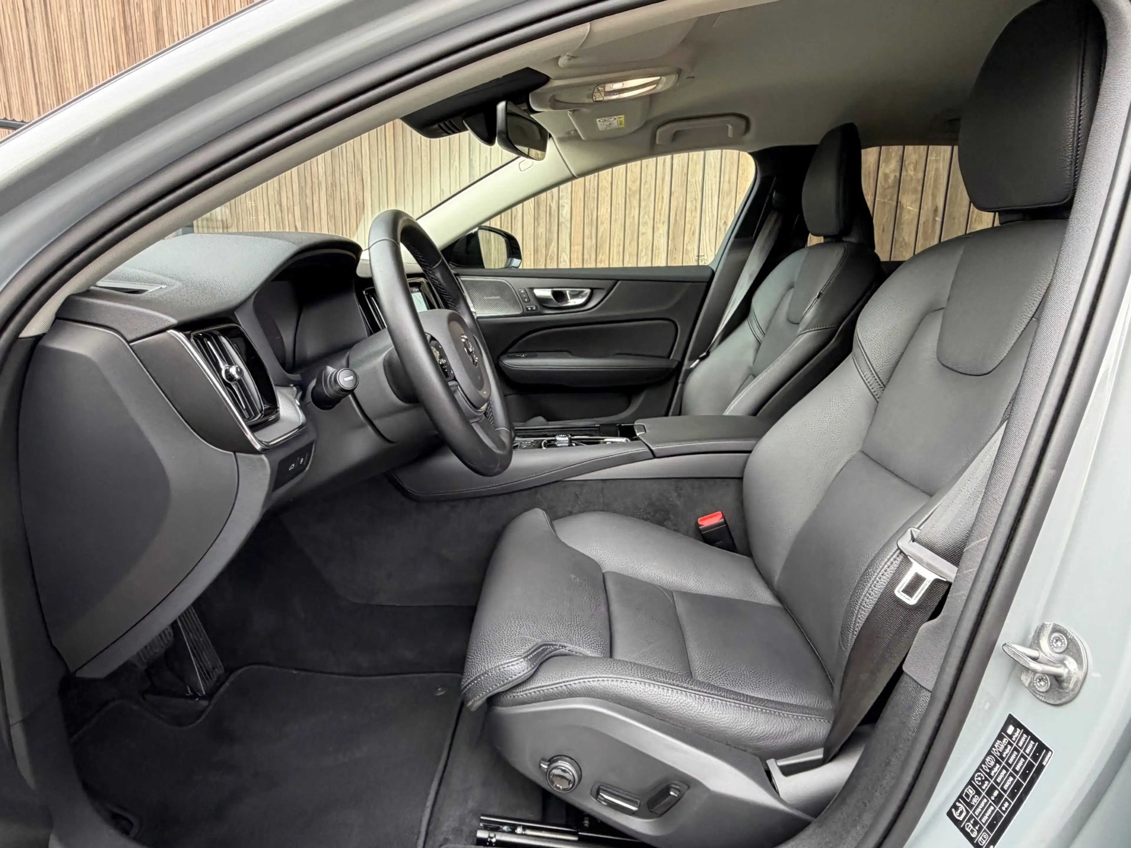 Volvo V60 2.0 T8 Plug-in hybrid AWD Ultra Dark / 360 Camera — photo 21