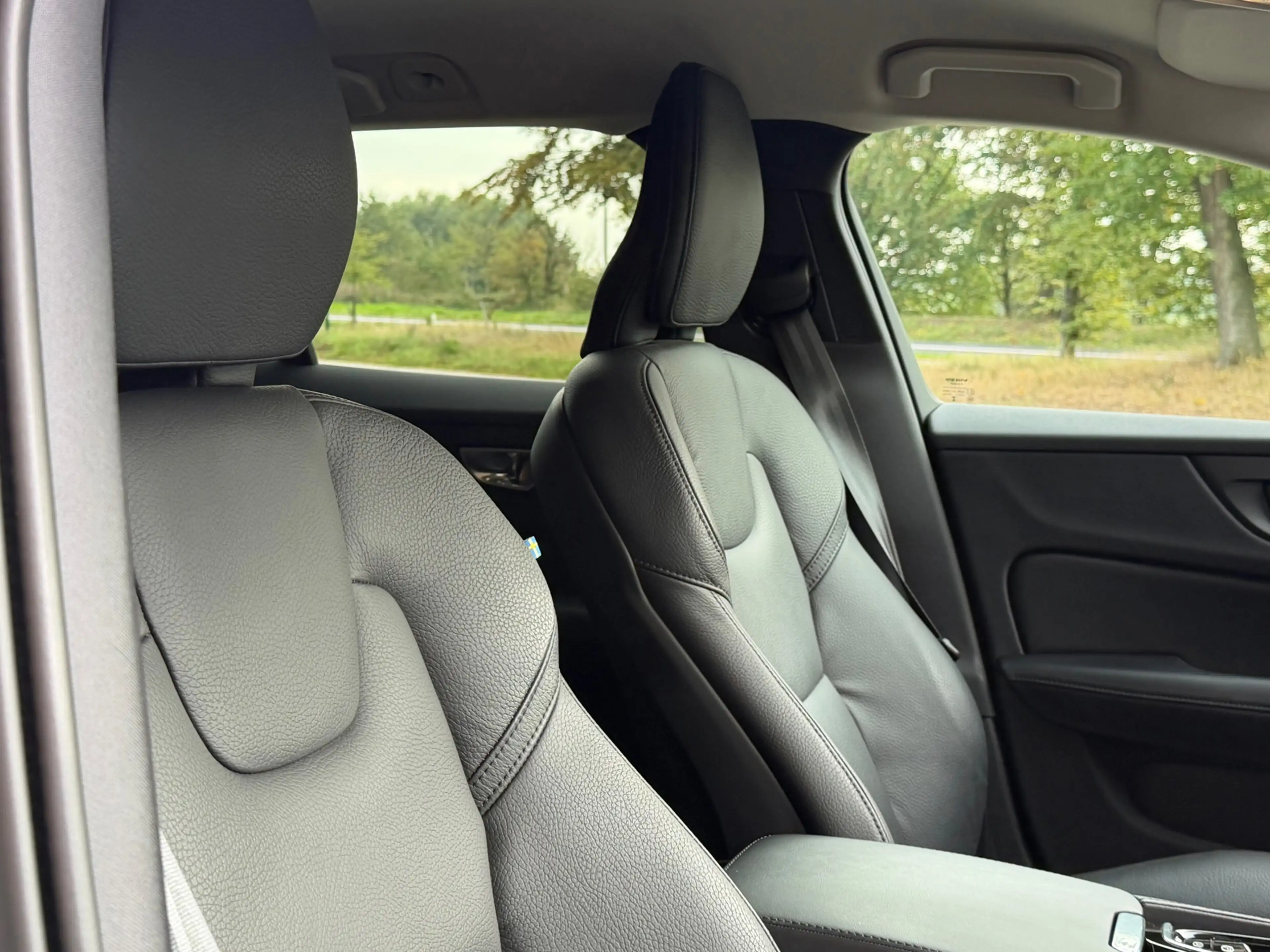 Volvo V60 2.0 T8 Plug-in hybrid AWD Ultra Dark / 360 Camera — photo 11